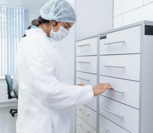 Dulap metalic în sistemul medical: de ce este esențial pentru organizare și siguranță